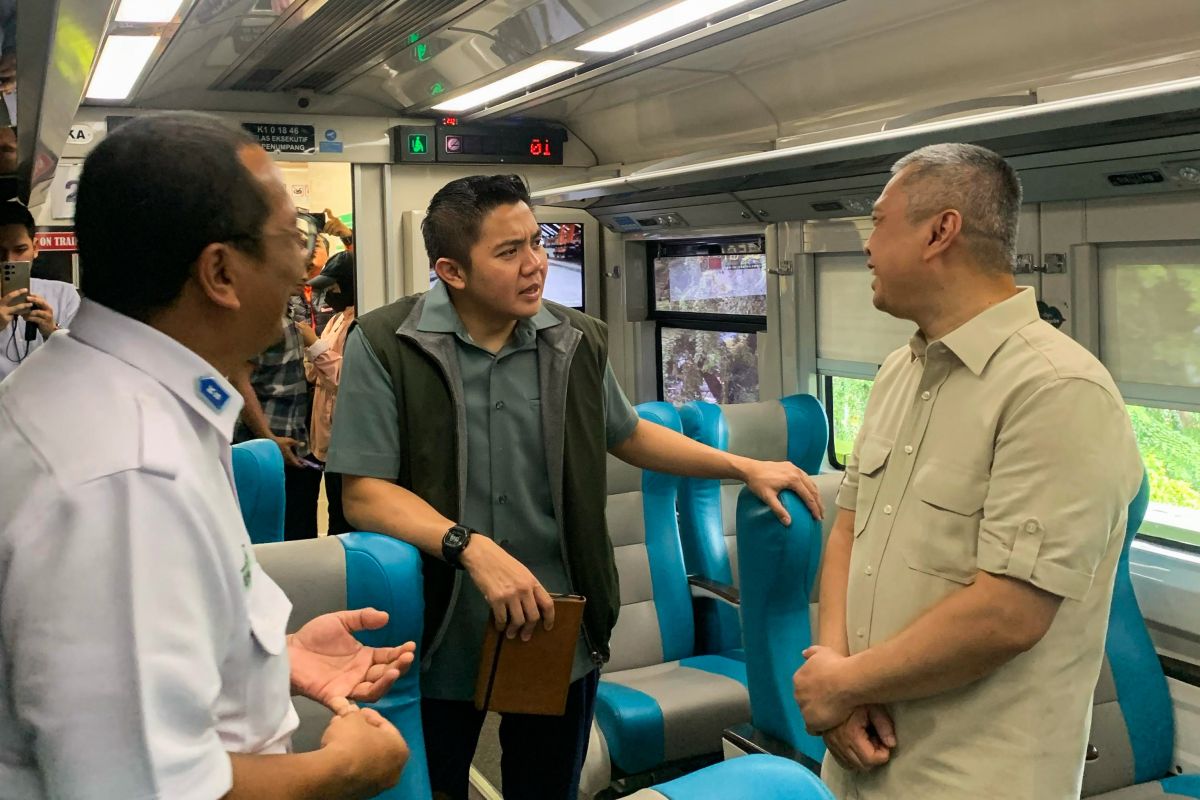 Minister checks Gambir Station's readiness ahead of Eid homecoming