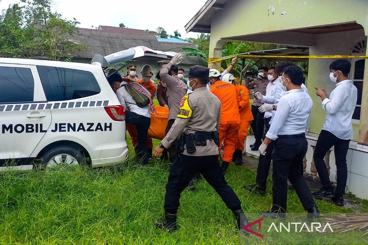 Polres Natuna dan KPP evakuasi mayat di Ranai Darat