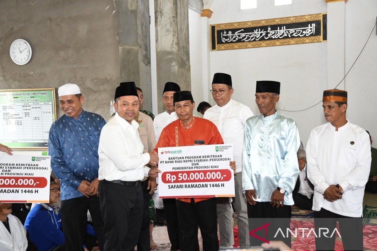 BRK Syariah salurkan CSR di dua Masjid di Inhil, diserahkan langsung Gubri Abdul Wahid