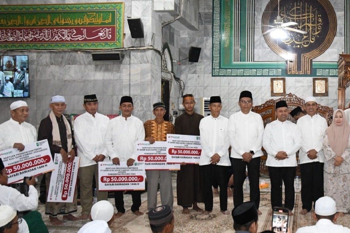 Dukung program Pemprov Riau, 5 Masjid di Tembilahan terima bantuan CSR BRK Syariah