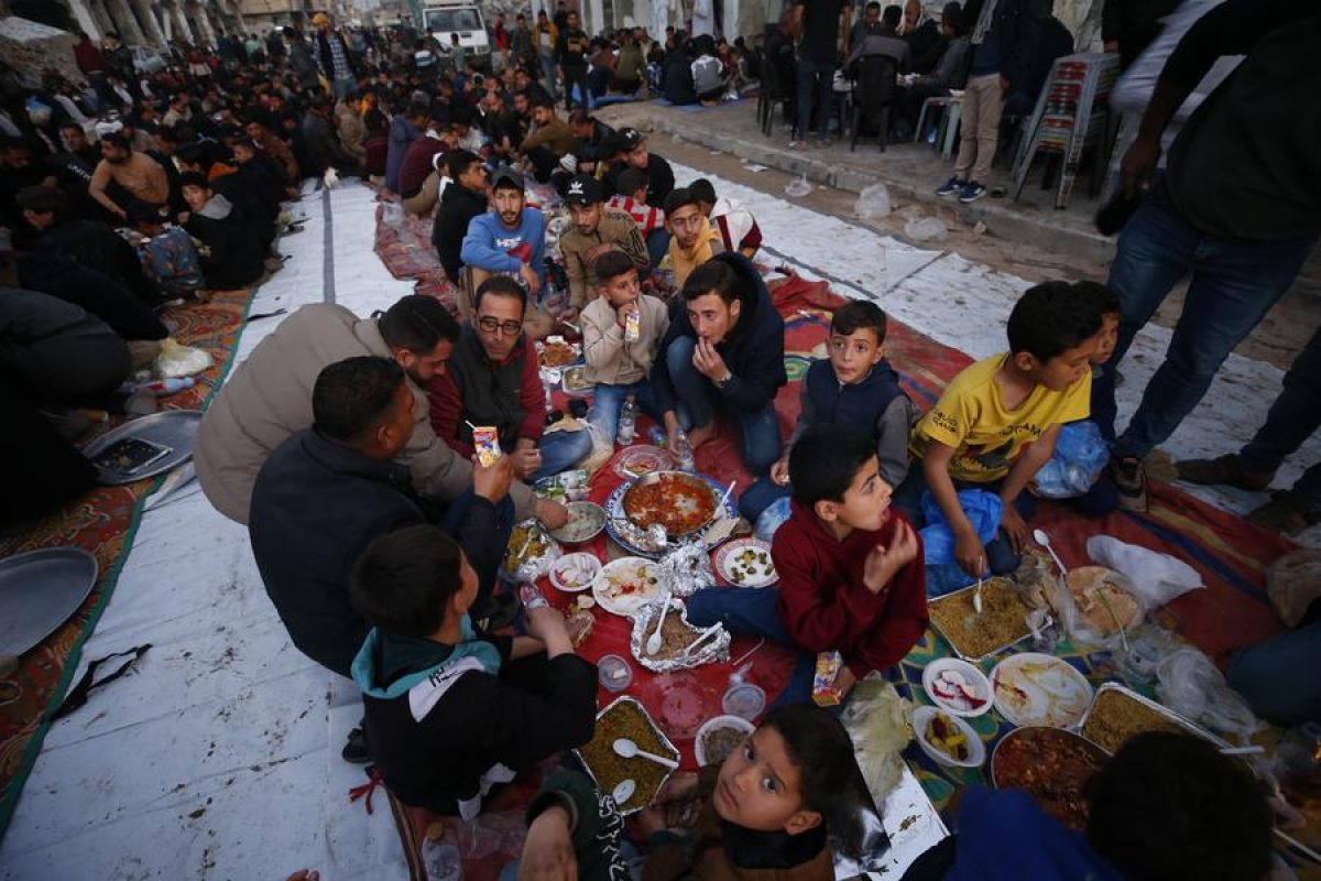 Warga Palestina berbuka puasa di tengah kehancuran di Beit Lahia