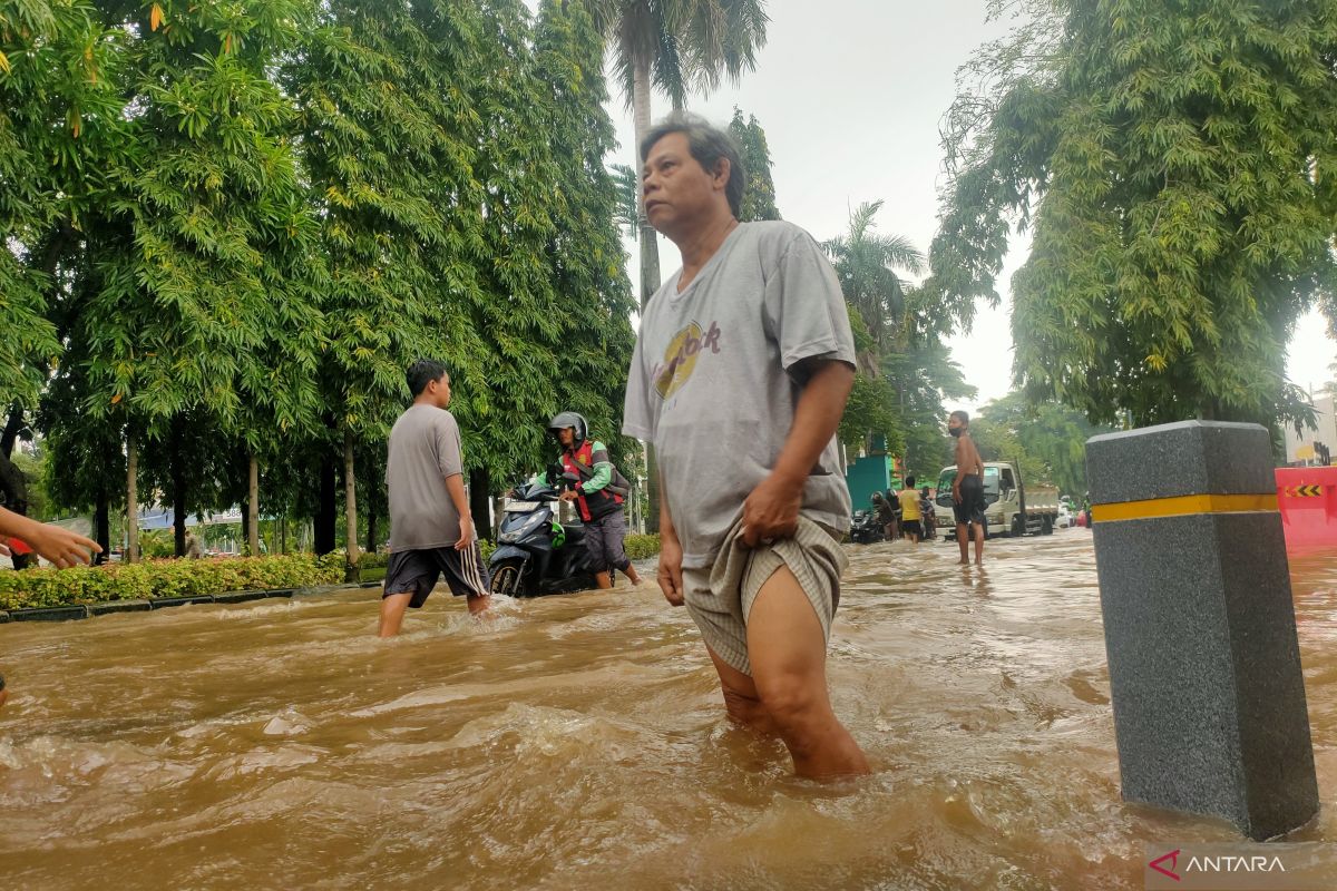 SDA Jakbar duga ada  petani yang bolongi turap di Kembangan