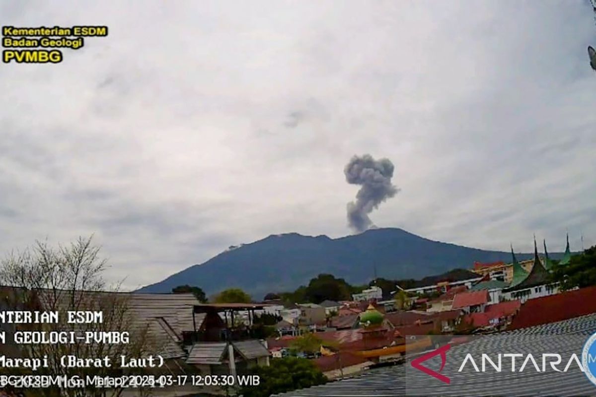 Gunung Marapi, Sumbar kembali erupsi lontarkan abu vulkanik setinggi 600 meter