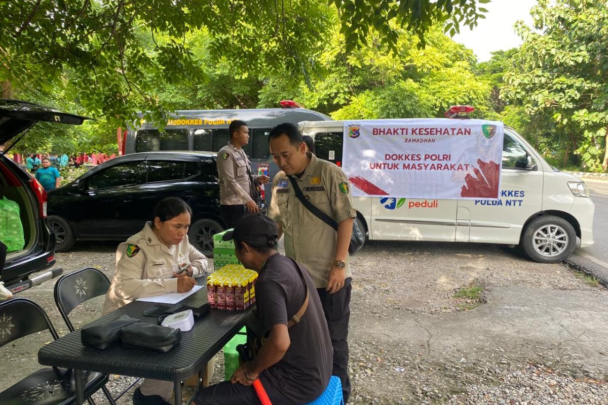 Polda NTT menggelar bakti sosial kesehatan Ramadhan gratis