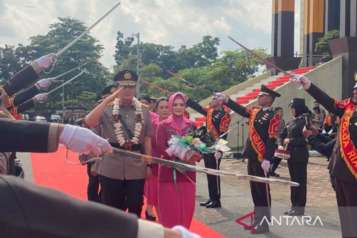 Pedang pora iringi perpisahan Irjen Iqbal pamit dari Polda Riau