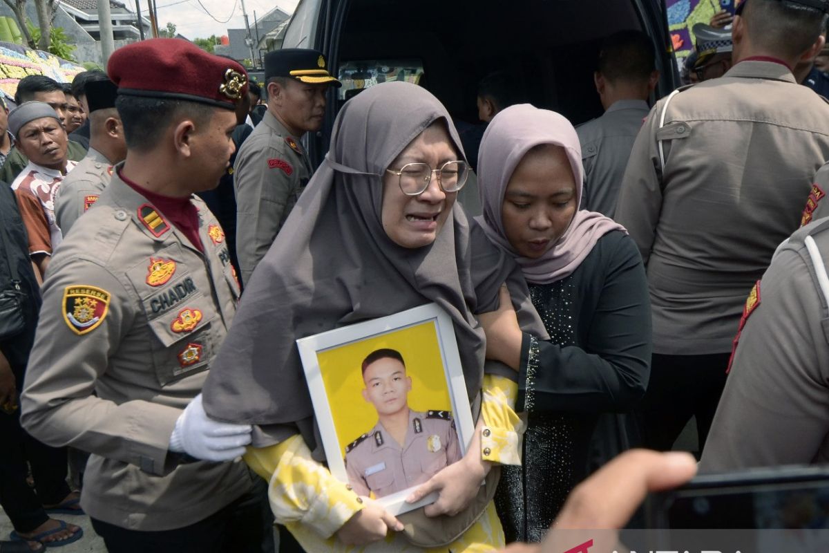 Jenazah anggota Polri korban penembakan tiba di rumah duka