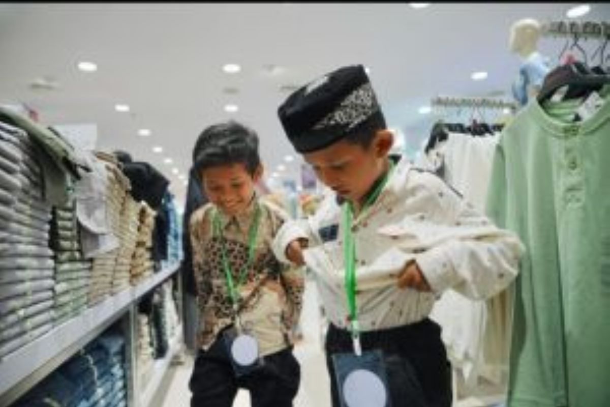 Gubernur Riau dampingi 500 anak yatim belanja baju hari raya