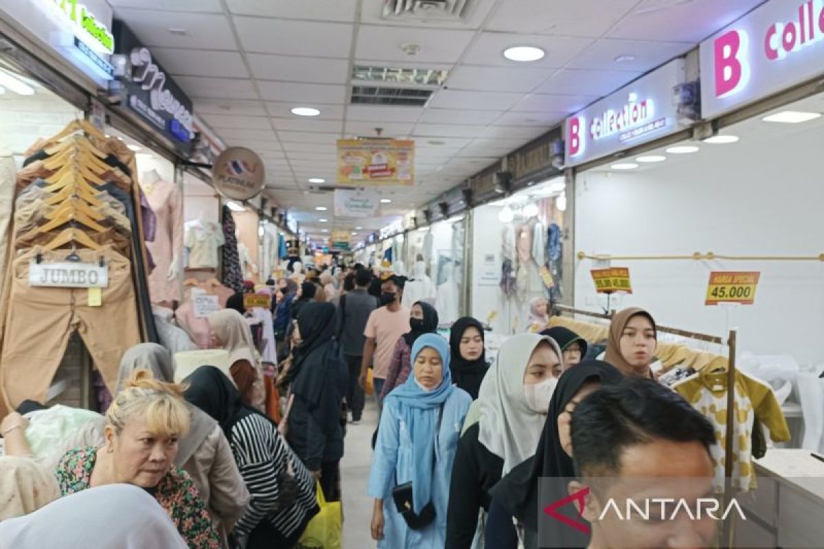 Pasar Tanah Abang mulai dipadati warga pemburu baju Lebaran