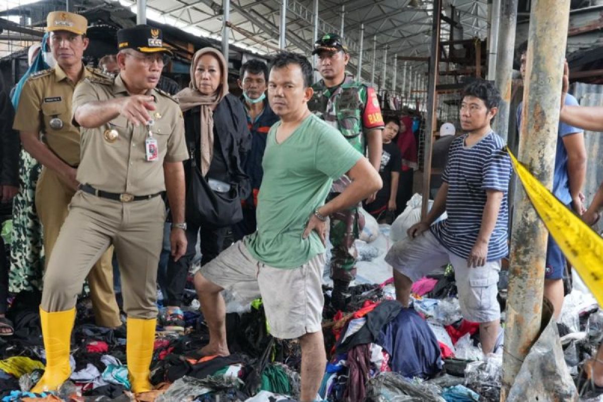 Jakpus bersihkan puing kebakaran agar pedagang bisa berjualan