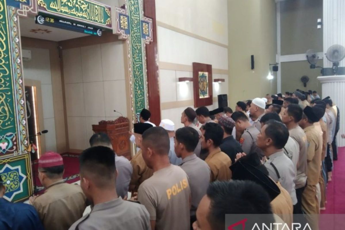 Polres Bangka Tengah gelar shalat gaib atas gugurnya tiga polisi di Lampung