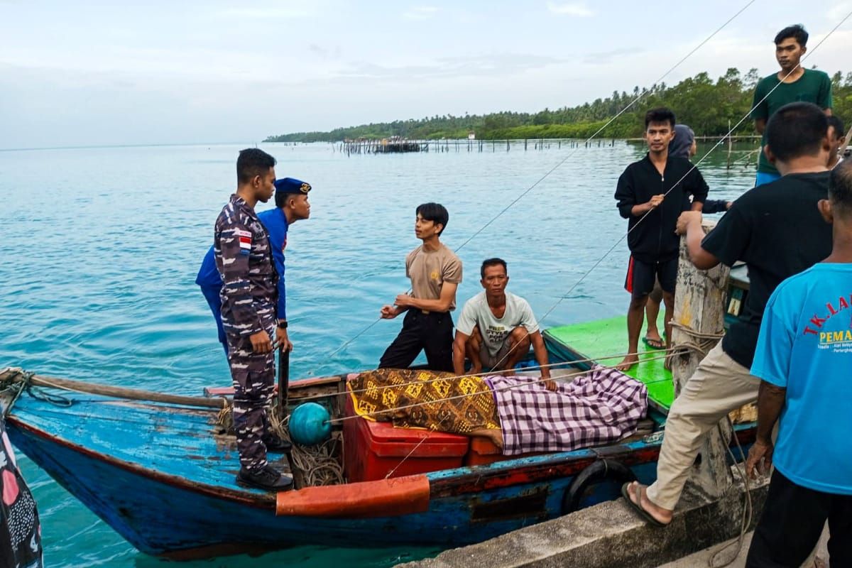 Lanal Ranai evakuasi ABK kapal terbakar ke Kecamatan Subi Natuna