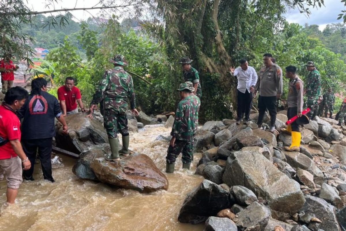 Penyempitan Sungai Batu Gaga diduga penyebab banjir bandang Parapat
