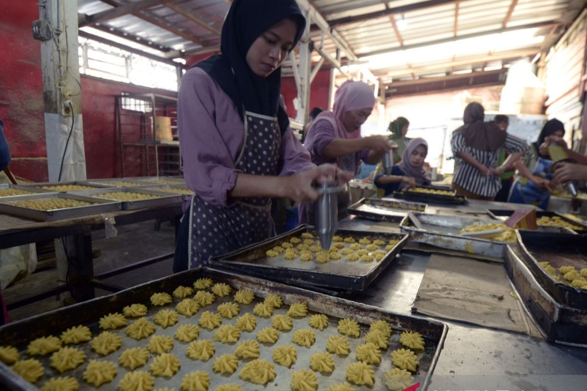 Pembuatan kue kering jelang Lebaran