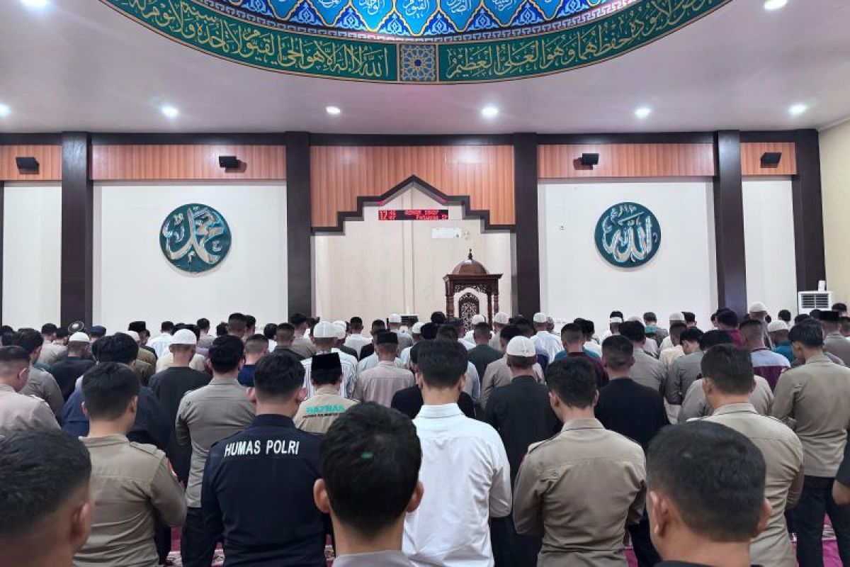 Personel Polda Kaltara Gelar Sholat Ghoib Atas Gugurnya Tiga Anggota Polri di Way Kanan