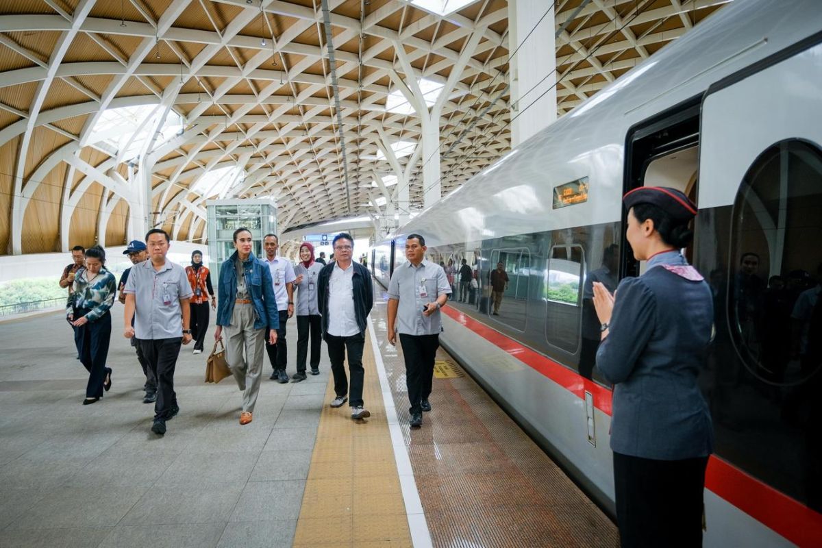 Menpar minta KCIC berikan pelayanan optimal pada masyarakat saat mudik