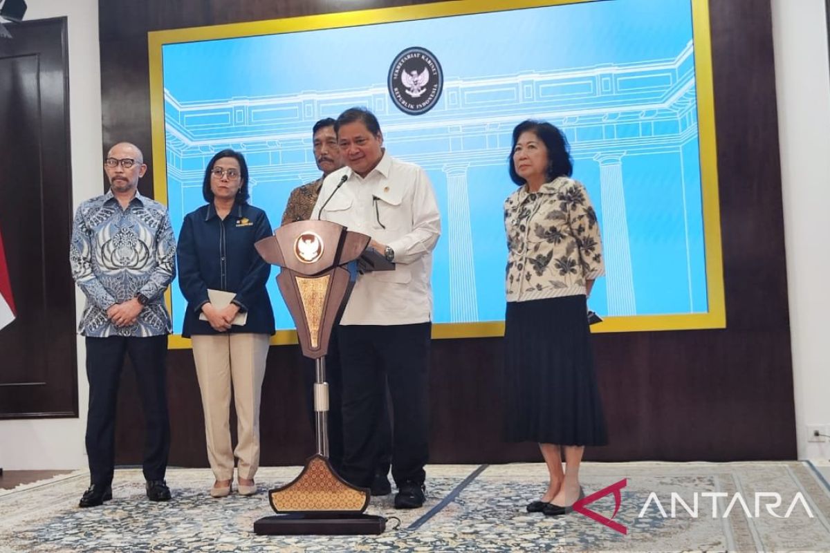 Prabowo asks ministers to simplify textile licensing