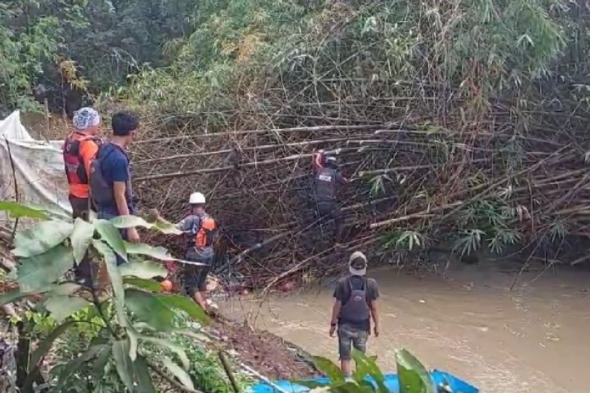 Tim SAR cari lansia yang terseret arus Sungai Cigeplak Kota Serang