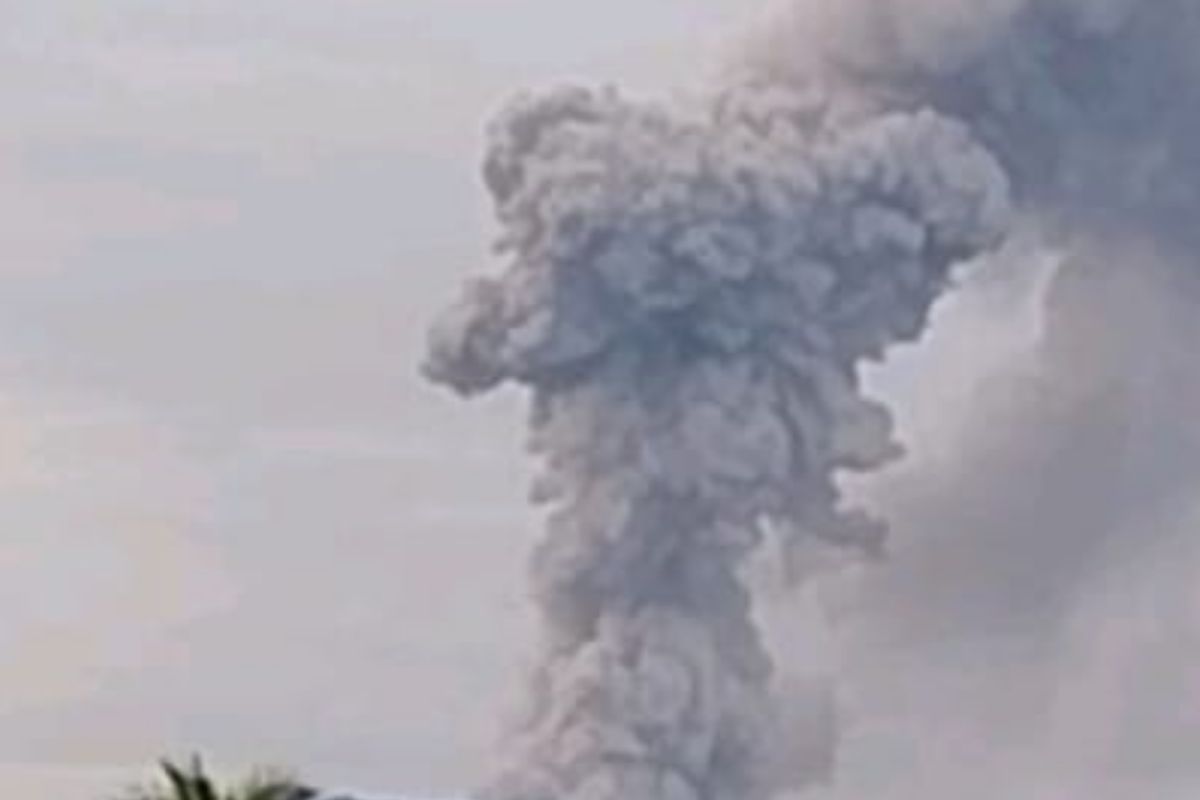 Gunung Dukono Halmahera kembali erupsi hari ini