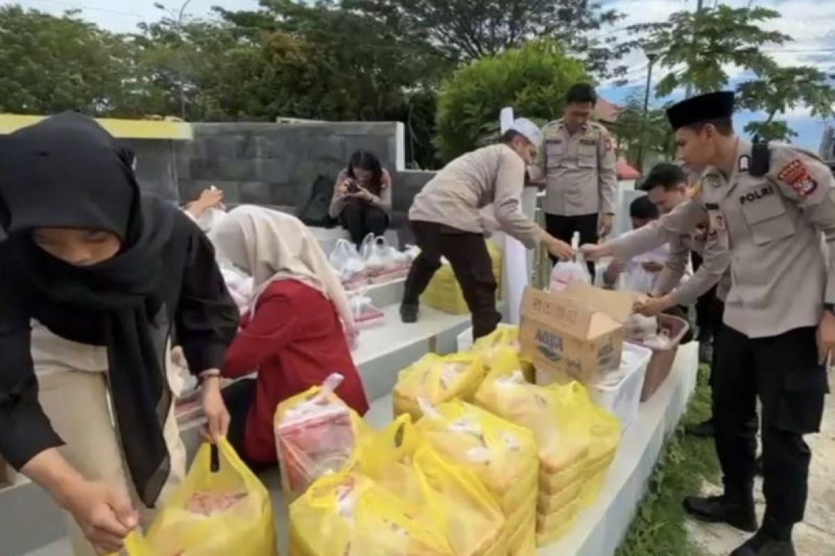 Polda Kaltara dan Mahasiswa Universitas Kaltara Bagikan Takjil Gratis