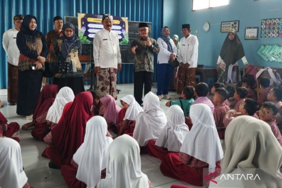 Mendikdasmen Abdul Mu'ti sebut regrouping SD jalan keluar atasi kekurangan murid