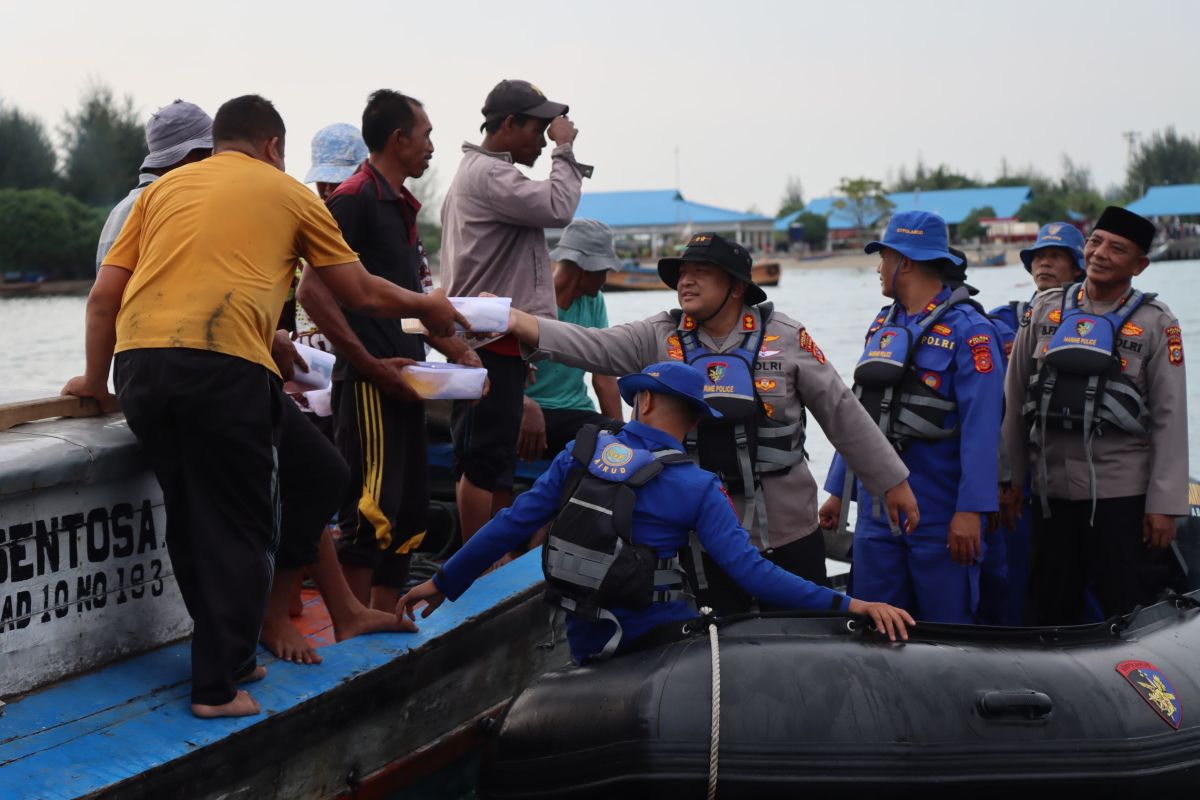 Polres Aceh Barat Daya bagikan takjil kepada nelayan di laut