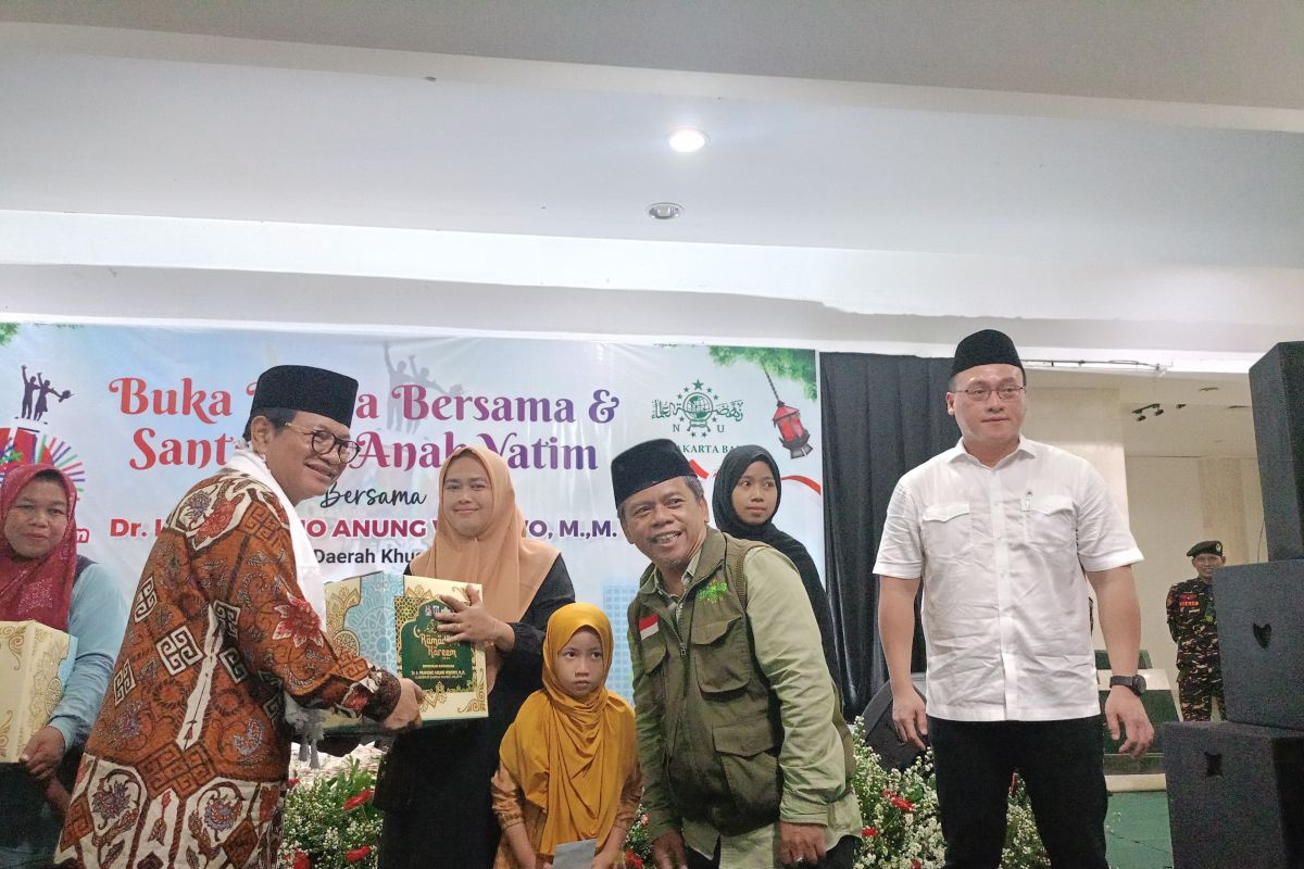 Pramono santuni 1.500 yatim-piatu di Masjid Raya KH Hasyim Asy'ari