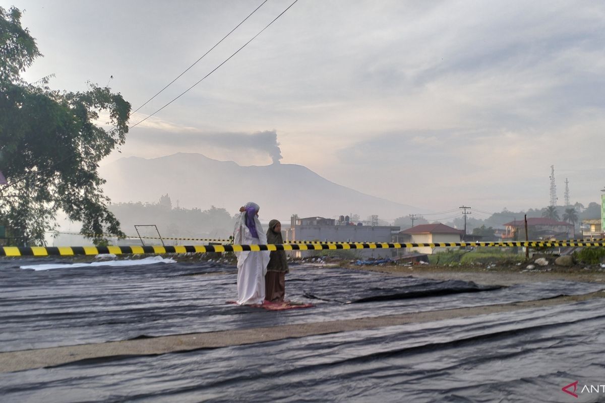 Pos PGA: Kolom abu erupsi Gunung Marapi tertutup awan