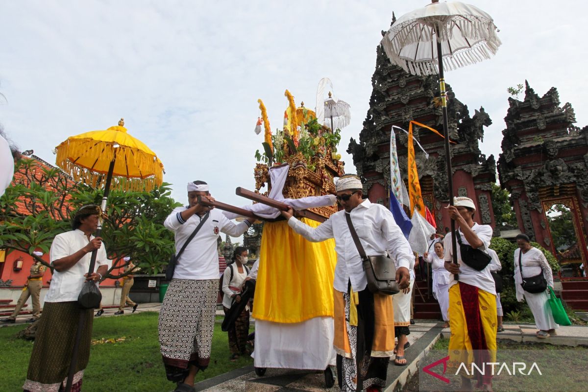 Upacara Melasti umat Hindu di Pura Segara Surabaya - ANTARA News