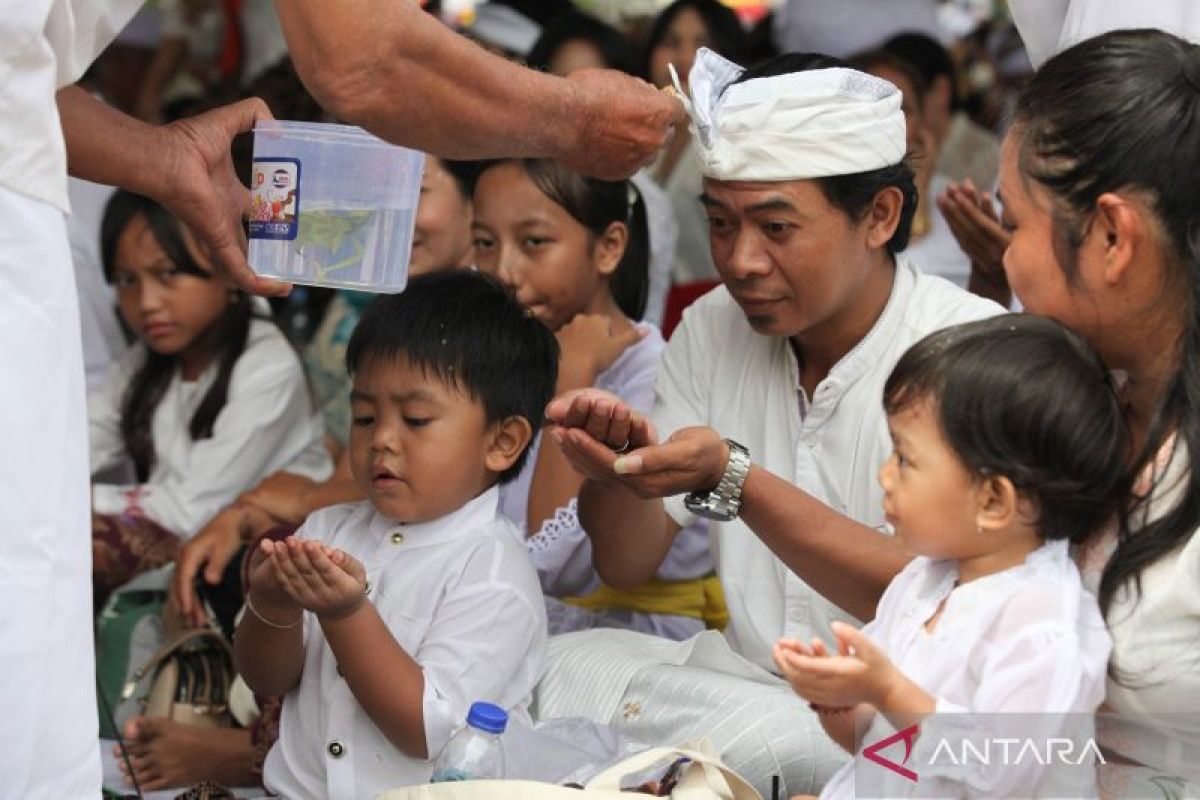 Upacara Melasti umat Hindu di Pura Segara Surabaya - ANTARA News