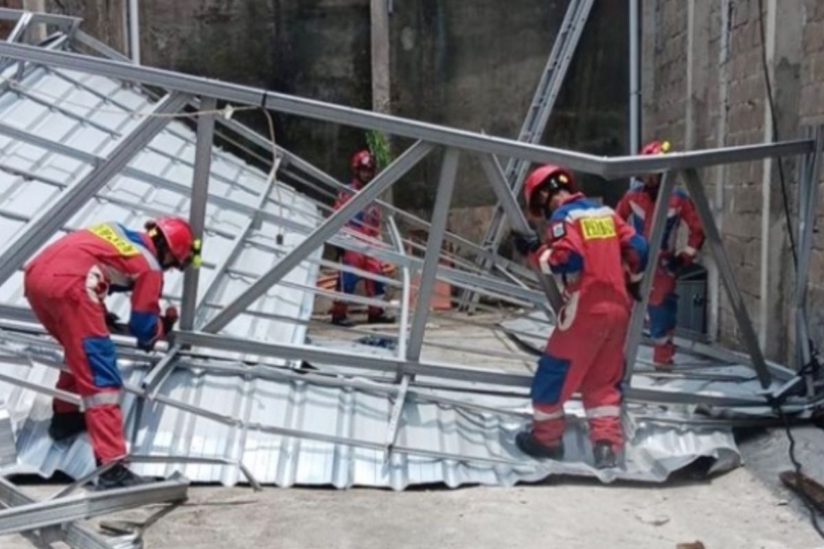 Petugas bersihkan material akibat angin puting beliung di Jakut