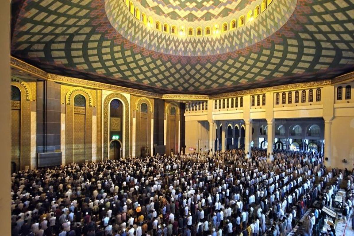 Berburu "lailatul qodar" melalui 45 pintu Masjid Al-Akbar Surabaya