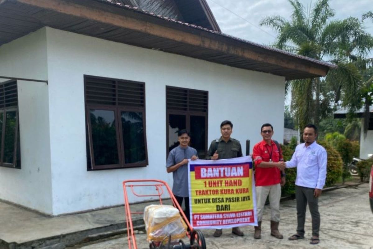 Manajemen PT SSL, serahkan bantuan alsintan di Pasir Jaya