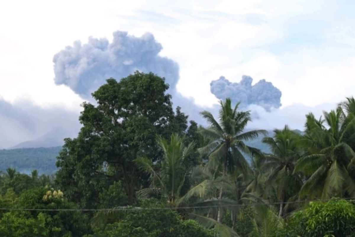 Gunung Dukono di Maluku Utara kembali alami erupsi pada Selasa pagi