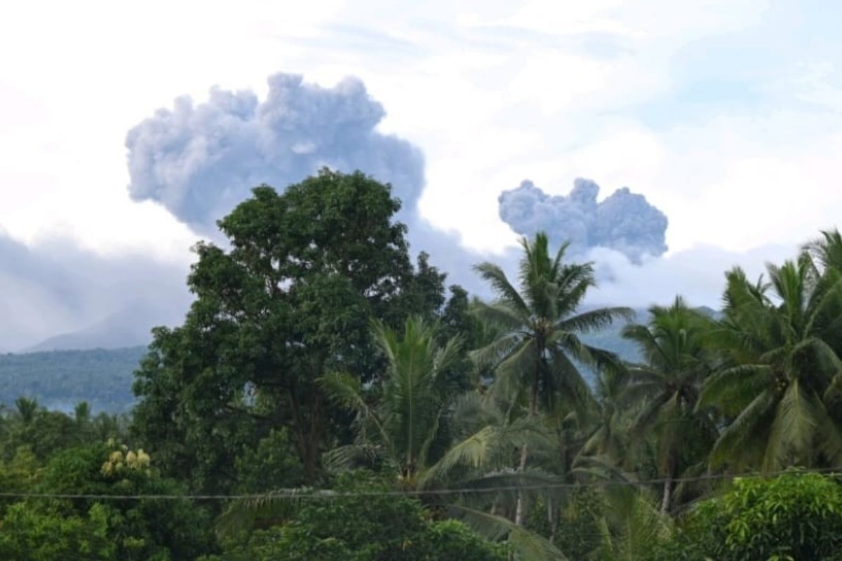 Gunung Dukono meletus: Kolom abu vulkanik mencapai ketinggian 600 meter