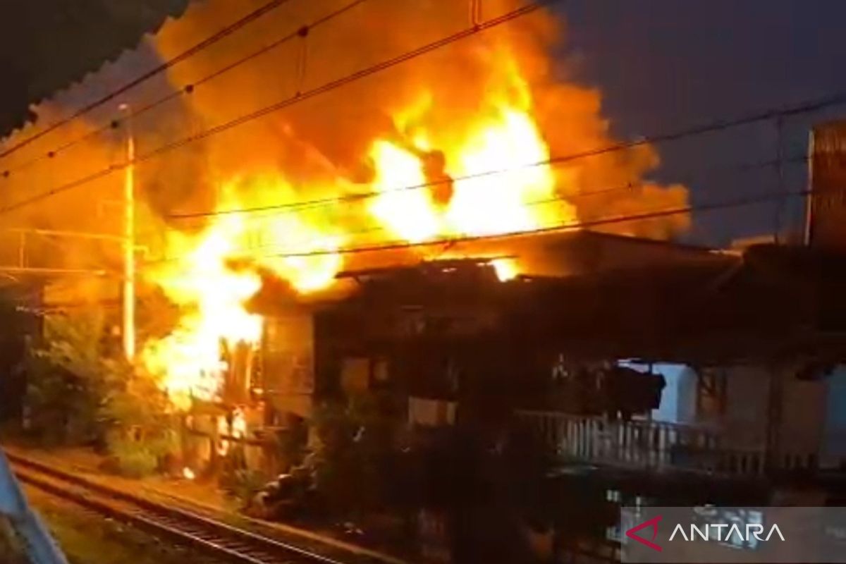 Sejumlah rumah di samping rel di Grogol Petamburan terbakar