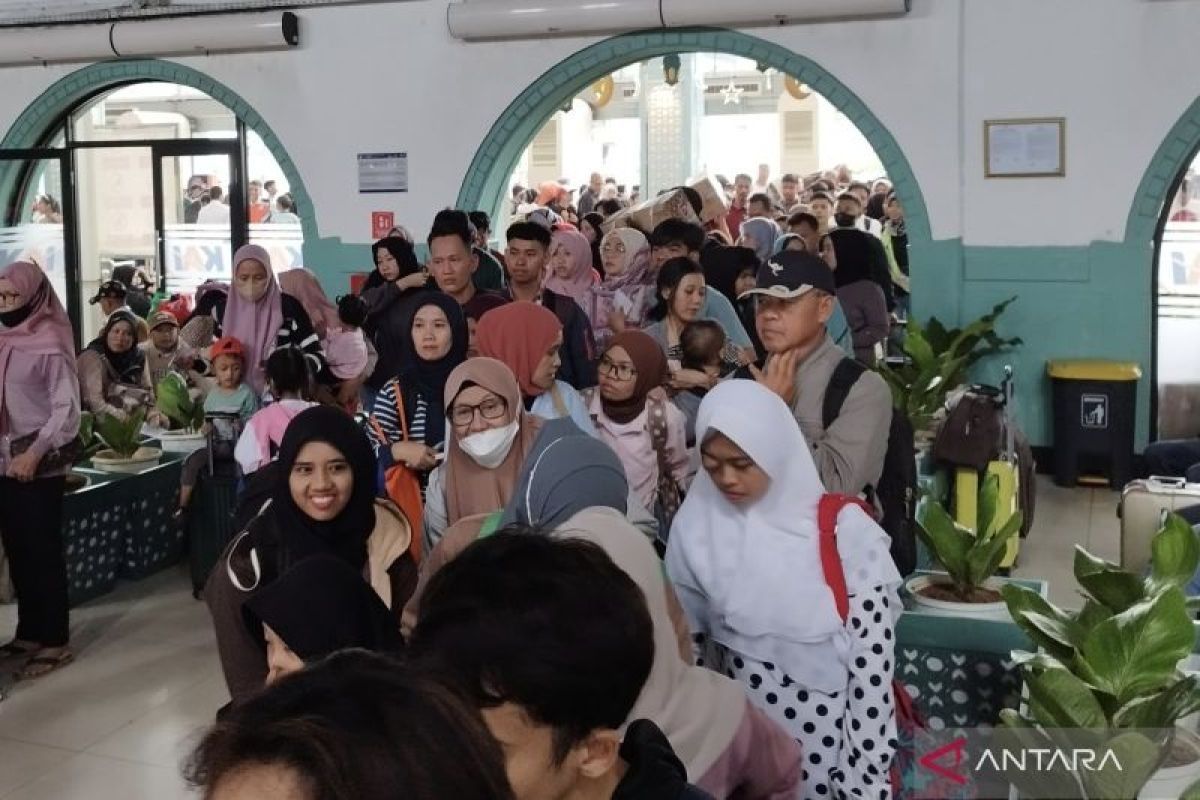 KAI imbau pemudik di Stasiun Senen cermati jadwal berangkat karena berimpitan