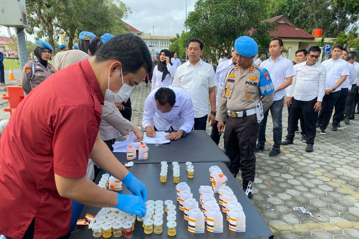 Kapolda Riau usulkan pemecatan personel yang positif narkoba dalam tes urine mendadak