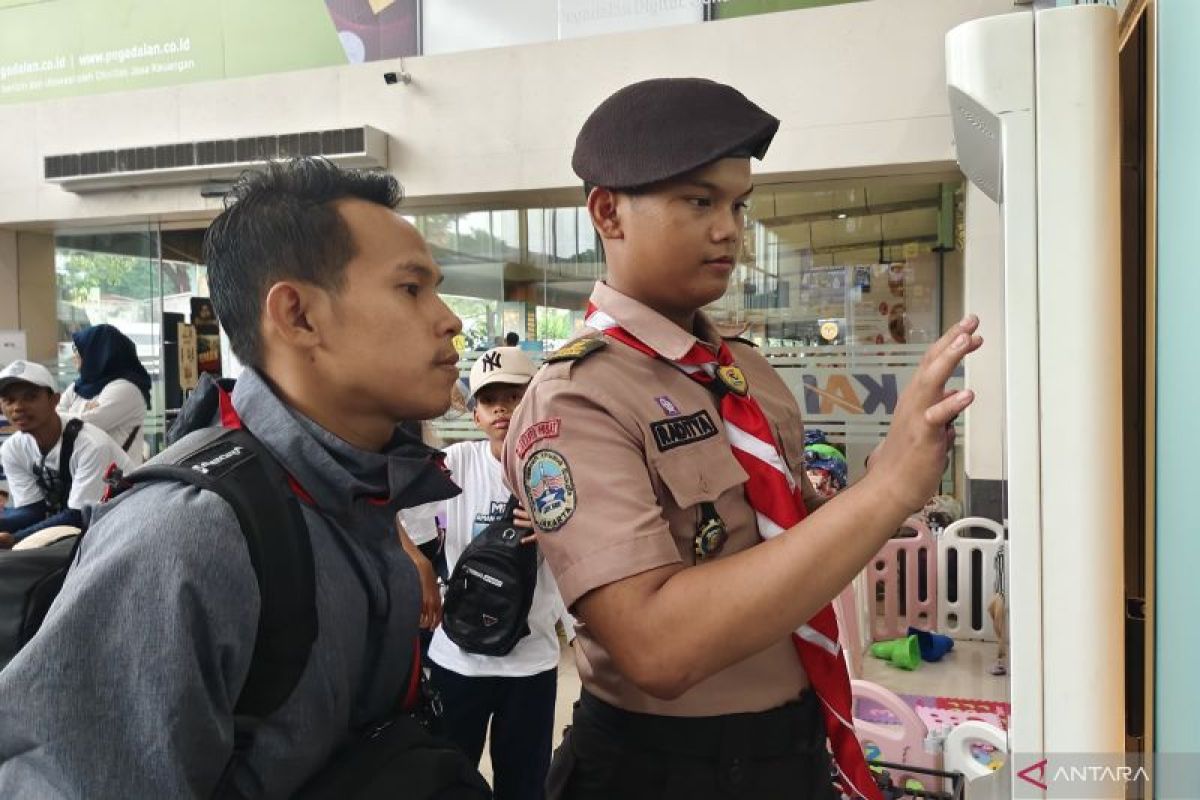Anggota Pramuka bersiaga bantu layani pemudik di Stasiun Pasar Senen