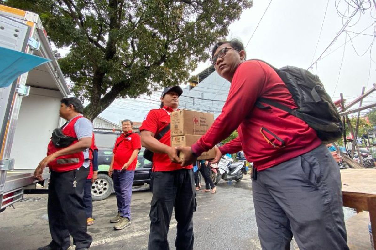 PMI Jakbar salurkan bantuan logistik bagi korban kebakaran di Gropet