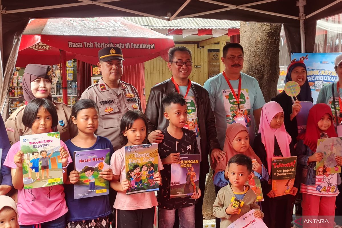 Anak-anak yang mudik di Terminal Kalideres mendapat buku gratis