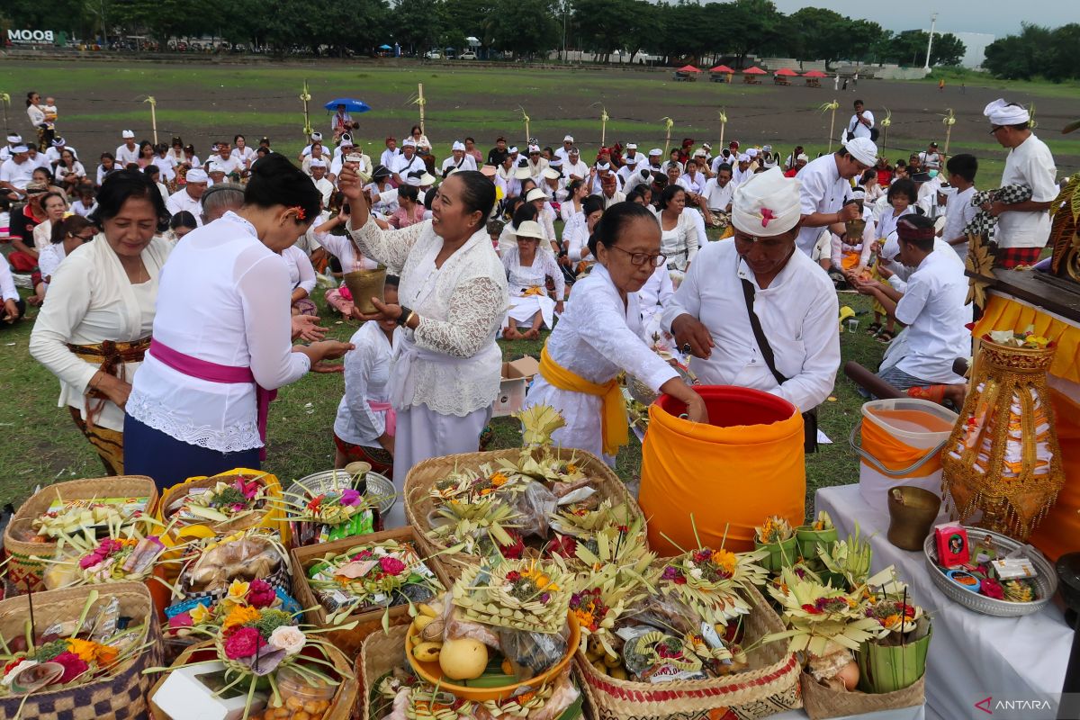 Mengenal upacara melasti: Ritual penyucian diri sebelum Nyepi di Bali