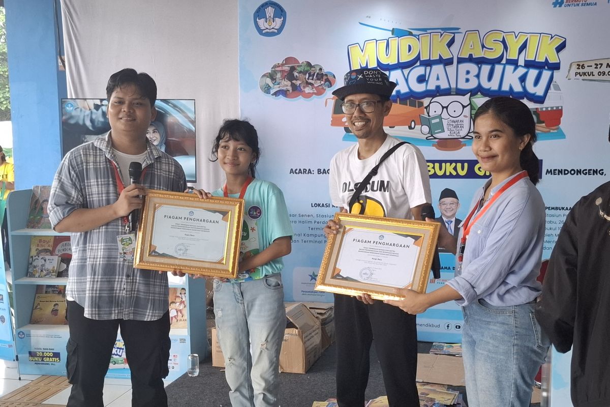 Komunitas literasi hibur pemudik di Terminal Kampung Rambutan