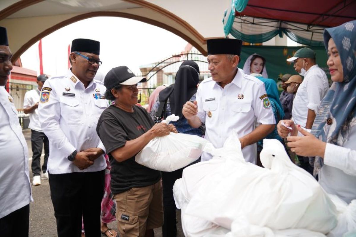Pemprov Malut bagikan 1.300 paket  sembako murah