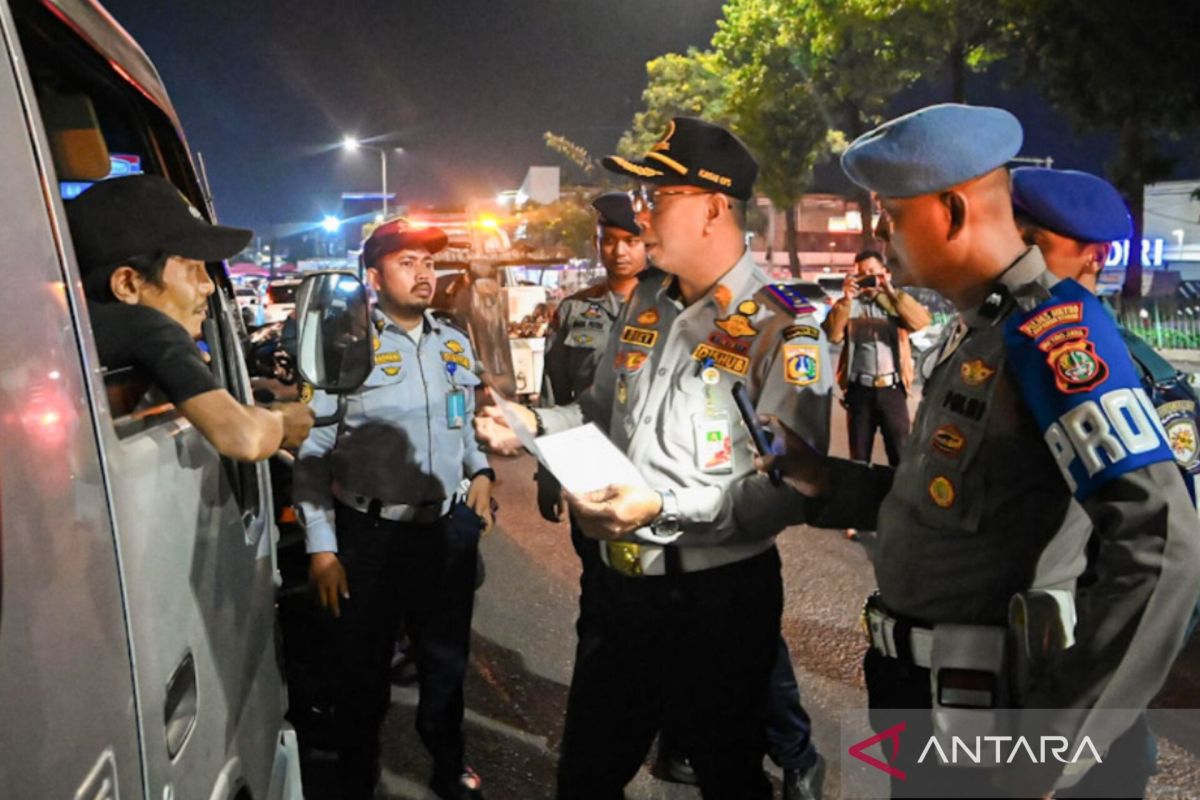 Jaktim tindak lima angkutan travel tak sesuai izin