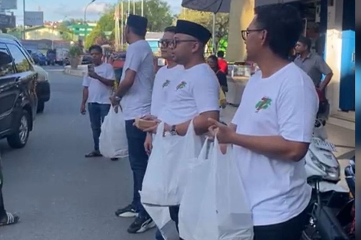 DPRD Ambon bagikan ratusan takjil untuk masyarakat sebagai bentuk kepedulian