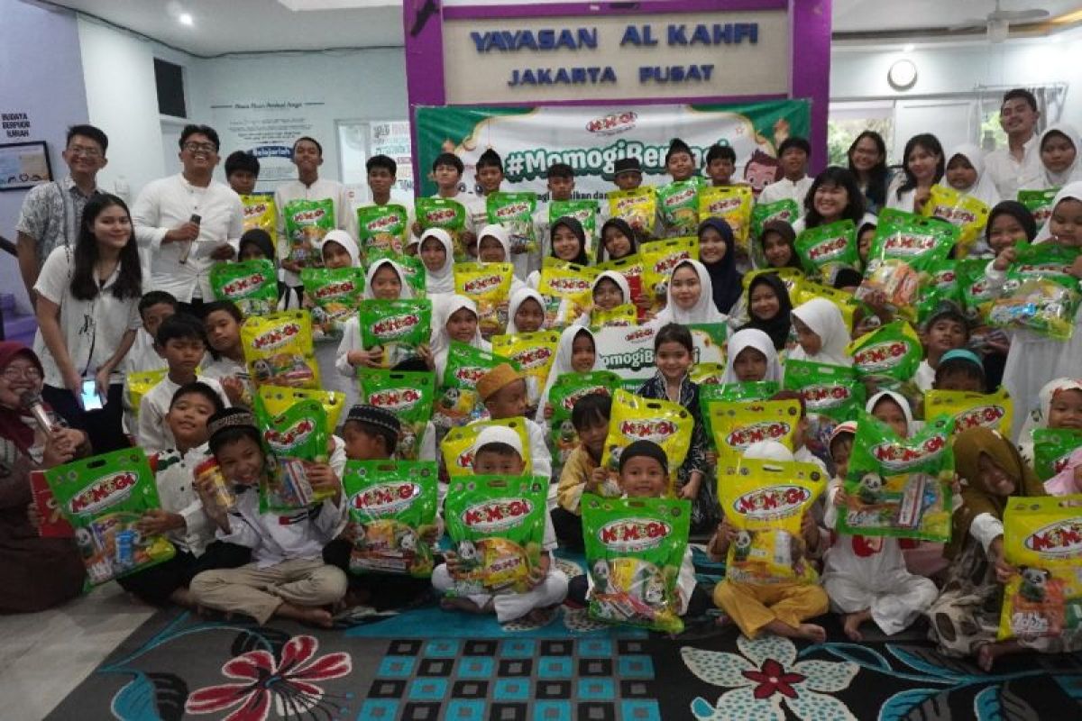 Ramadhan 2025, Momogi dan Mazaya Amania berbagi kebahagiaan dengan anak-anak