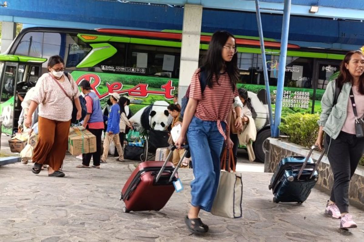 Peserta Program Mudik Gratis Pemprov Jatim tiba di Terminal Ponorogo