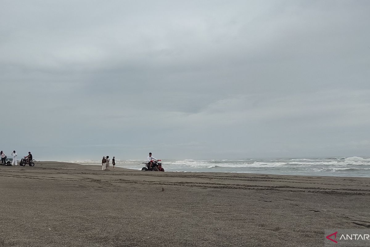 Disbudpar Cianjur larang wisatawan berenang di pantai selatan