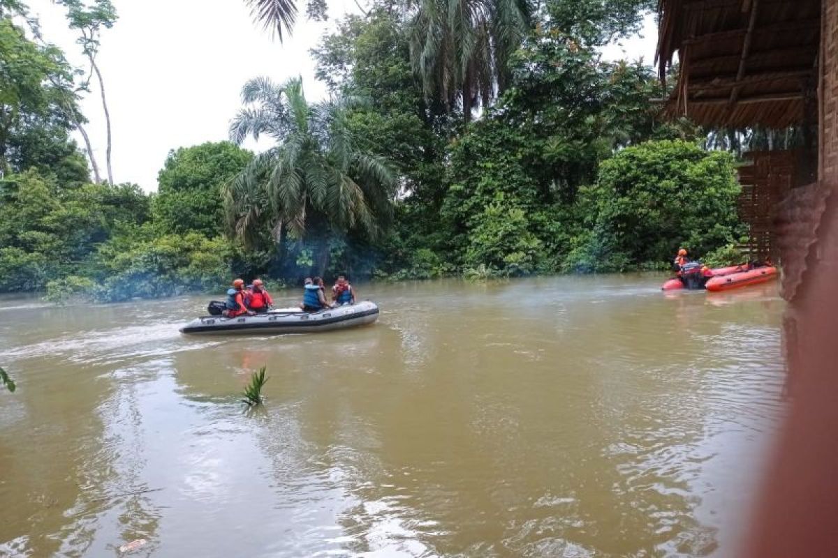 Warga Aceh Timur berlebaran hanyut di Sungai Lepan Langkat