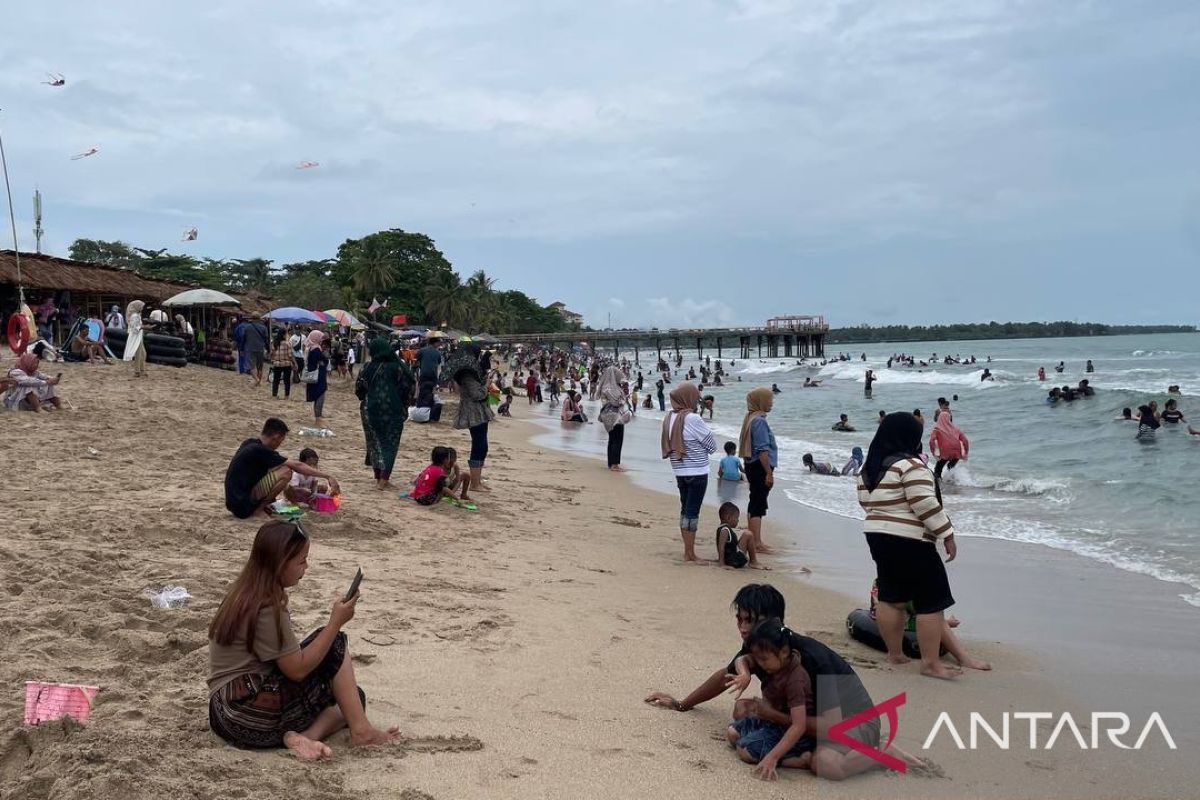 Mudah dijangkau jadi alasan warga pilih libur lebaran ke pantai